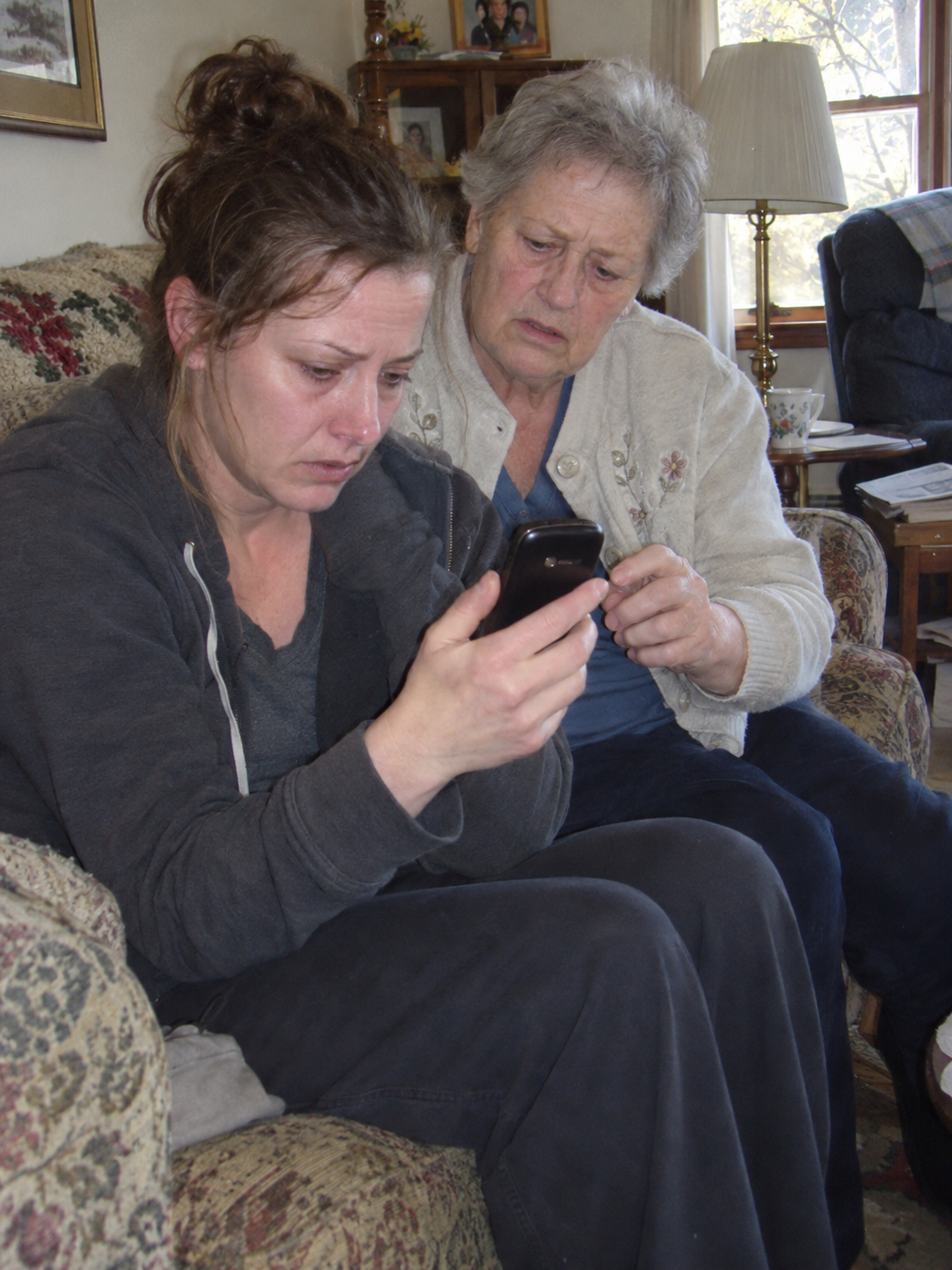 sc-After I spent 19 days in intensive care, my mother asked why I hadn’t called her. I told her I’d tried 23 times, but her phone showed nothing, and my sister said the medication had confused me. Five weeks later, Mom asked me to fix her phone. I opened her blocked-number list and saw the Columbus hospital’s number there. Then I found a voicemail folder nobody had mentioned…