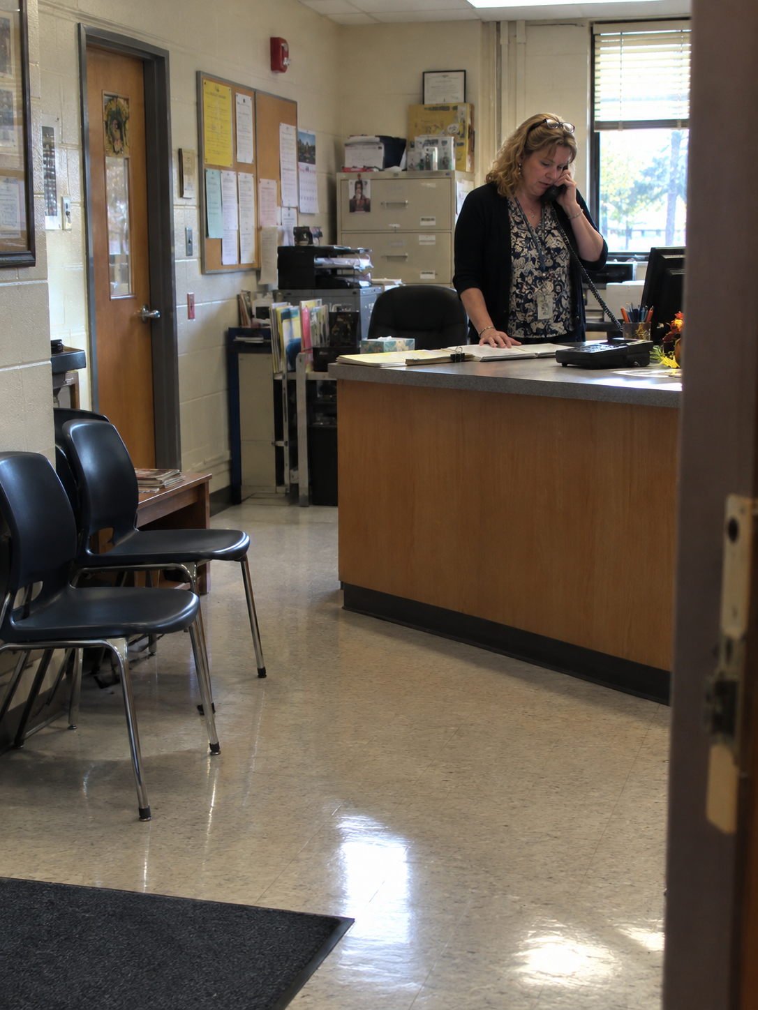 sc-My daughter-in-law stood in my kitchen and said a 23-year-old caregiver was more “current” than I was, ending seven years of free school pickups for my grandchildren. My son stood beside the sink and said nothing. I simply agreed, then changed one line on the school’s emergency contact cards. At 4:22 that afternoon, her replacement never arrived, and my phone started ringing…